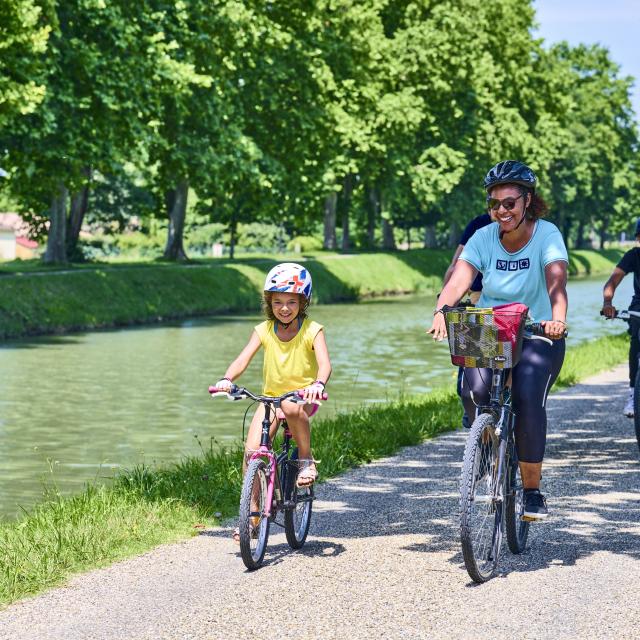 Balade en vélo autour de la pente d'eau de Montech le long du canal latéral à la Garonne.