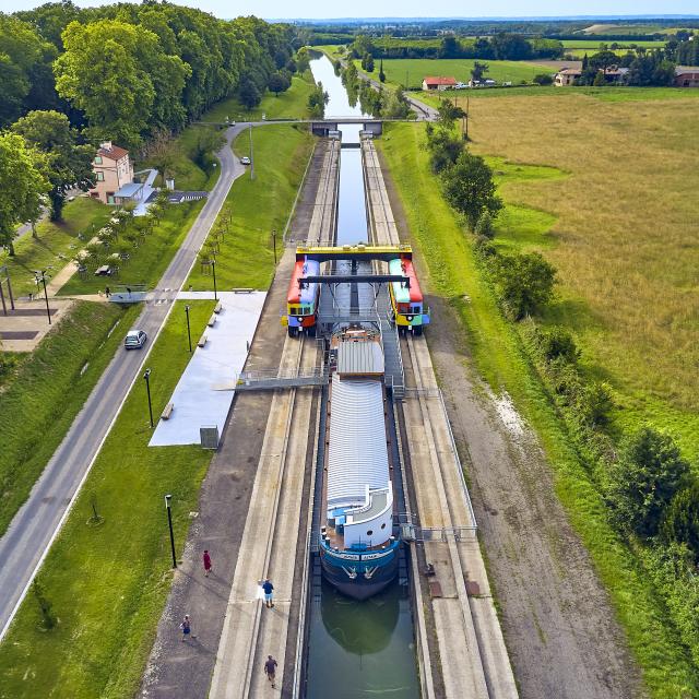 Drohnenaufnahme des Geländes Pente d'eau de Montech mit seinem Hausboot Altaïr