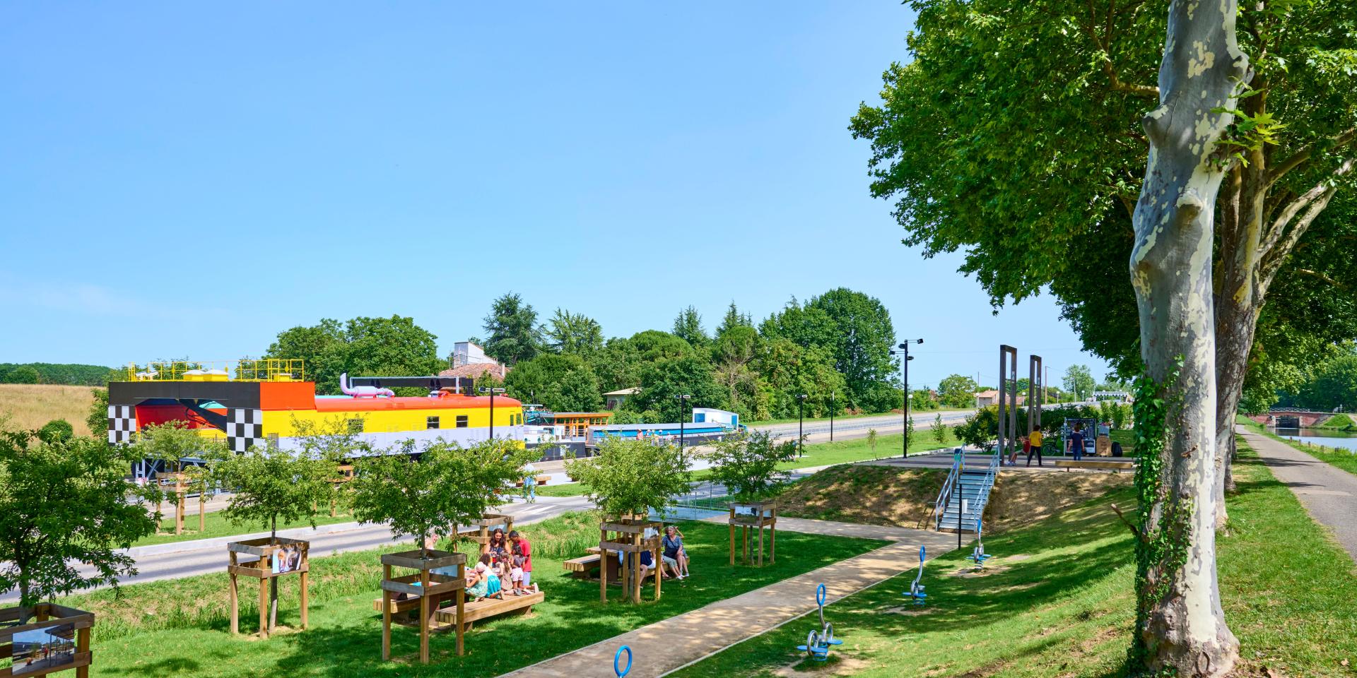 Aire de jeux et de pique nique - Canal Latéral Garonne Montech Pente Eau