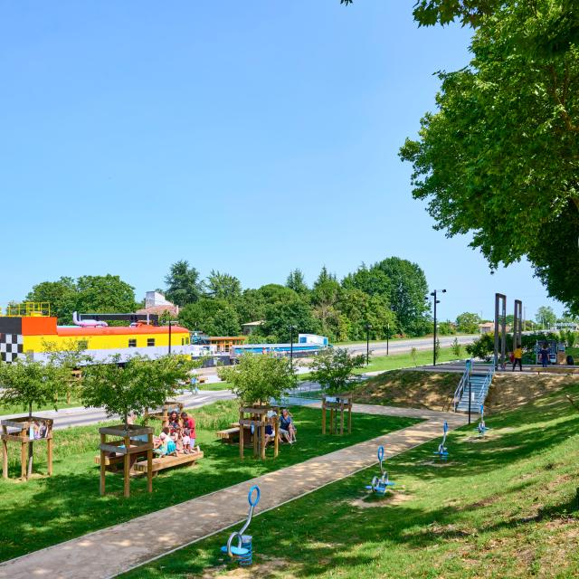 Parque infantil y merendero - Canal Latéral Garonne Montech Pente Eau
