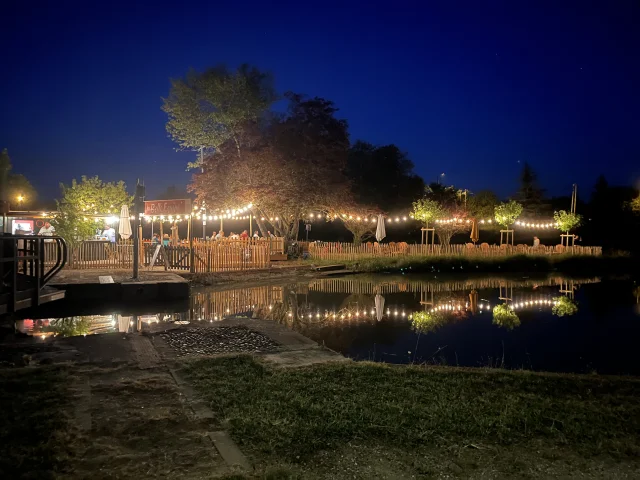 La Belle Équipe restaurant by night