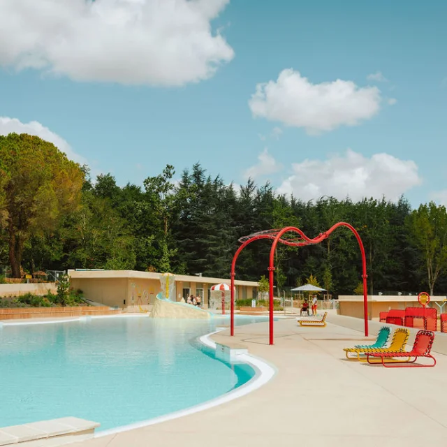 Le grand bassin de Saint Sard'Ô et ses transats colorés