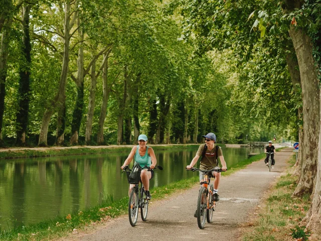 Balade à vélo le long de la voie verte du Canal des 2 Mers
